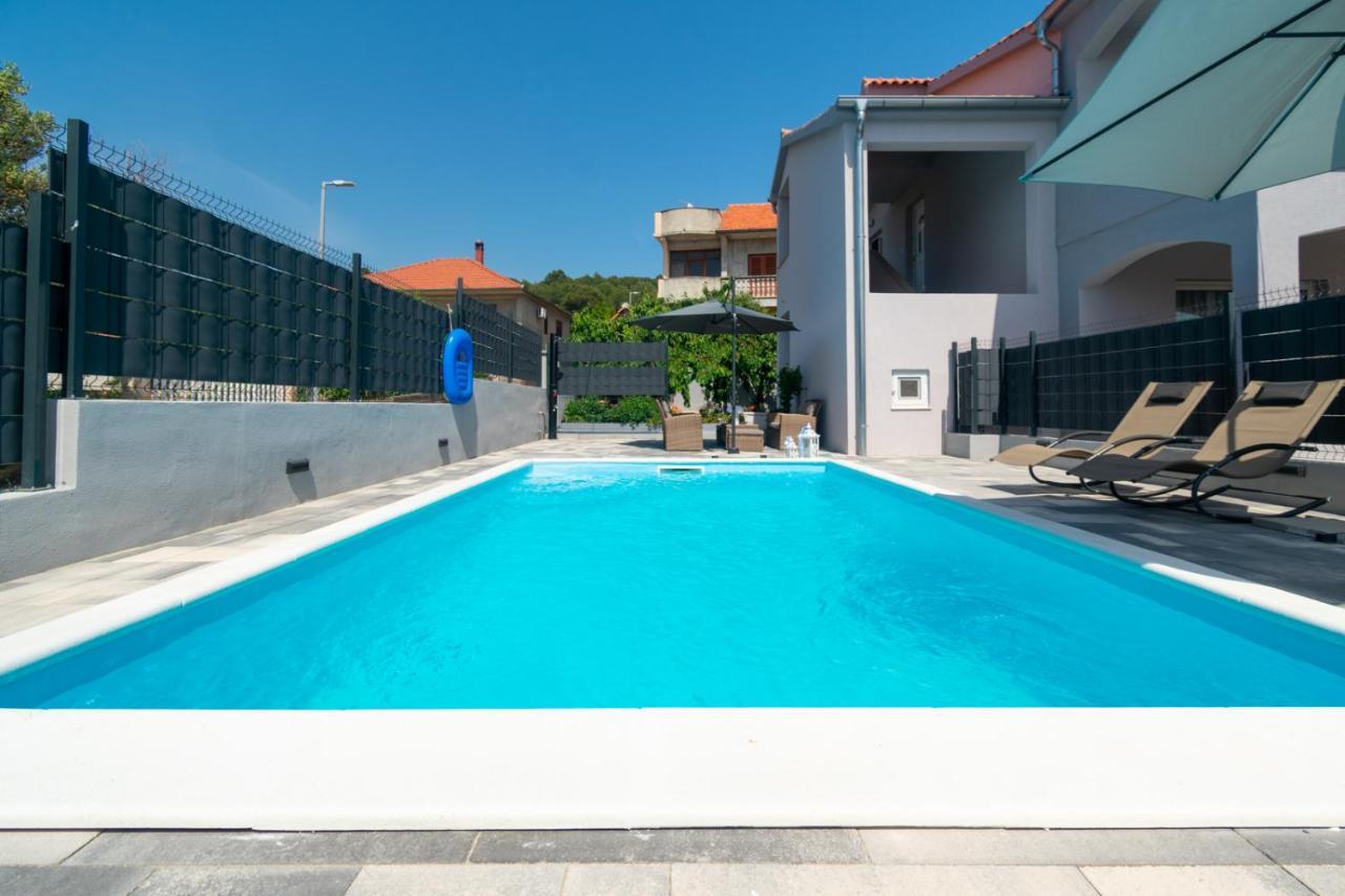 Modern Apartment With Private Pool Бибинье Экстерьер фото