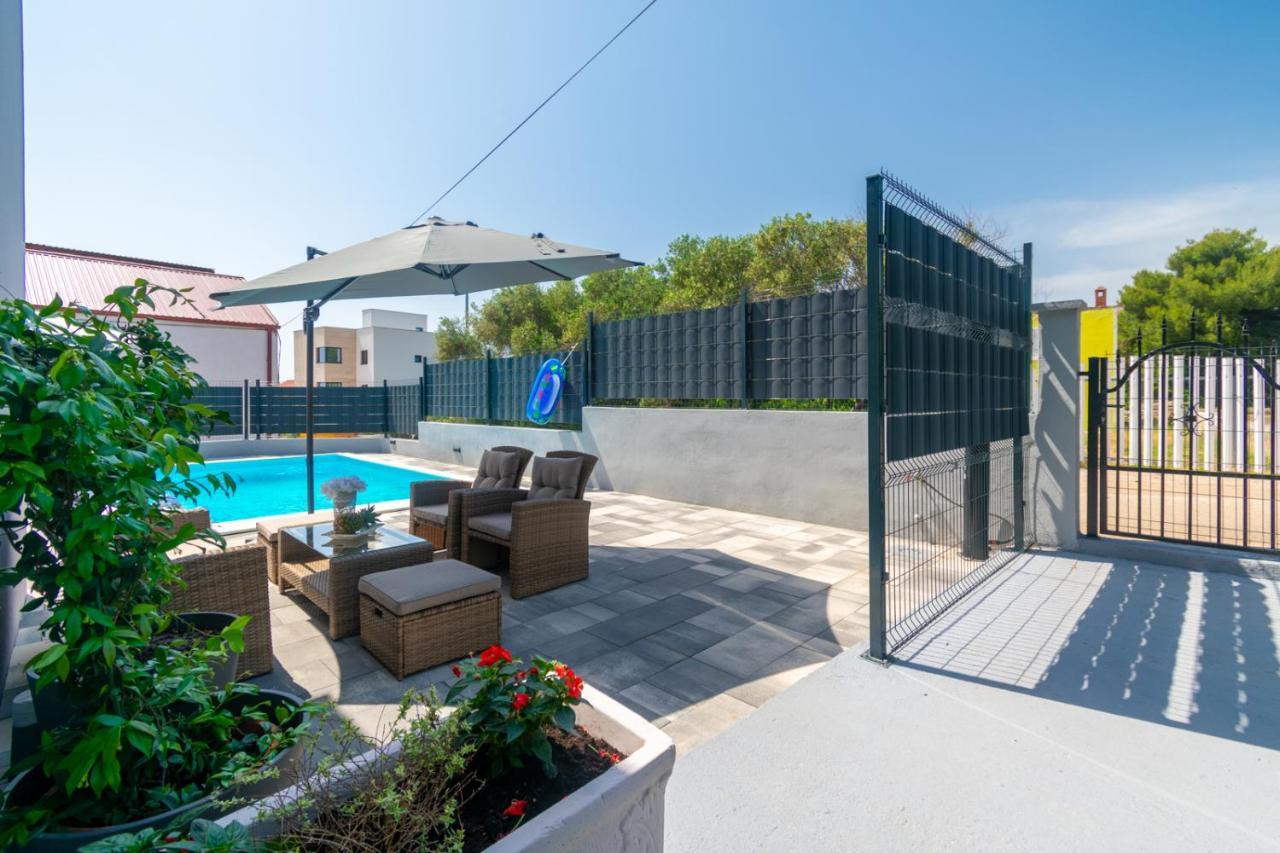 Modern Apartment With Private Pool Бибинье Экстерьер фото