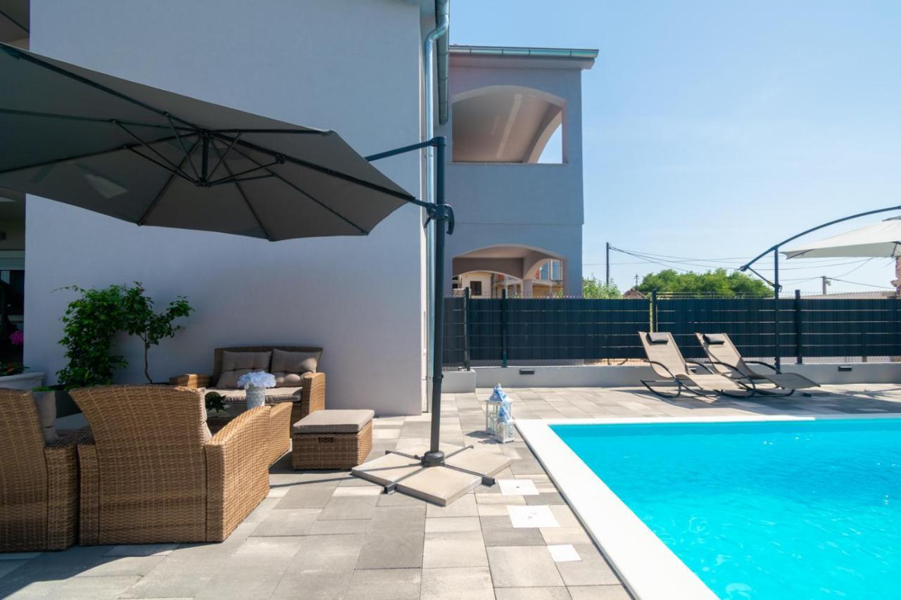 Modern Apartment With Private Pool Бибинье Экстерьер фото